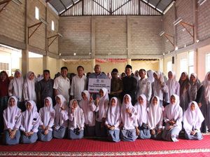 Andre Rosiade Serahkan Beasiswa PIP ke Ratusan Pelajar di Dharmasraya