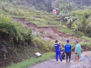 Longsor Tutup Akses Jalan Dua Desa di Ciamis