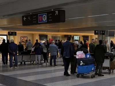 Bandara Lebanon Lumpuh Diretas Kelompok Anti-Hizbullah