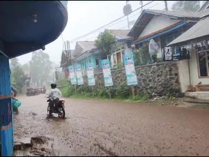 Banjir Melanda Jalan Raya Kertasari Bandung