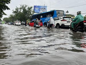 Banjir Rendam Jalan Depan Kantor Camat Tamalanrea Makassar, Lalin Padat