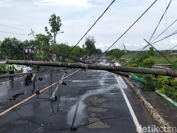 Belasan Tiang Listrik di Sumenep Roboh Diterjang Angin Kencang, Lalin Lumpuh