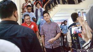 Berkemeja Kotak-kotak, Kaesang Tiba di Markas Perjuangan Relawan Jokowi