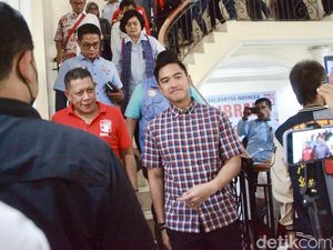 Berkemeja Kotak-kotak, Kaesang Tiba di Markas Perjuangan Relawan Jokowi Berkemeja Kotak-kotak, Kaesang Tiba di Markas Perjuangan Relawan Jokowi