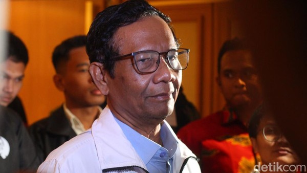 Cawapres nomor urut 03, Mahfud MD berkomentar soal pernyataan Presiden Joko Widodo (Jokowi). Cawapres nomor urut 03, Mahfud MD berkomentar soal pernyataan Presiden Joko Widodo (Jokowi).