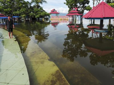Danau Kerinci Meluap hingga Merendam Pertokoan
