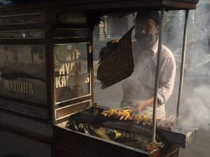 Dijual di Kaki Lima, Kuliner Legendaris Mampu Bertahan Puluhan Tahun