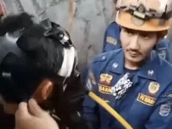 Aksi Damkar Depok Selami Sumur 10 Meter demi Evakuasi iPhone Warga