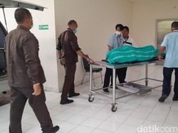 Jenazah Dokter Lo Disemayamkan di Rumah Duka Thiong Ting