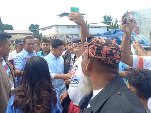 Kampanye di Buleleng, Gibran Naik Helikopter-Disambut Pendukungnya