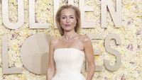 Foto: Gaya Kontroversial Gillian Anderson di Golden Globes Pakai Gaun Vagina