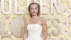 Foto: Gaya Kontroversial Gillian Anderson di Golden Globes Pakai Gaun Vagina