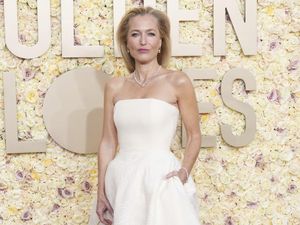 Foto: Gaya Kontroversial Gillian Anderson di Golden Globes Pakai Gaun Vagina Foto: Gaya Kontroversial Gillian Anderson di Golden Globes Pakai Gaun Vagina