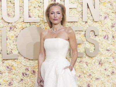 Foto: Gaya Kontroversial Gillian Anderson di Golden Globes Pakai Gaun Vagina