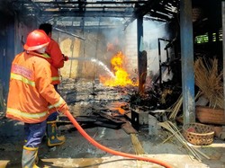 Kebakaran Gudang di Karangasem, Mobil-Motor Ikut Tersambar