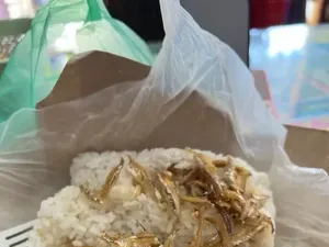 Pria Ini Ngamuk, Beli Nasi Bungkus Lauk Ikan Teri Harganya Rp 30.000 Pria Ini Ngamuk, Beli Nasi Bungkus Lauk Ikan Teri Harganya Rp 30.000