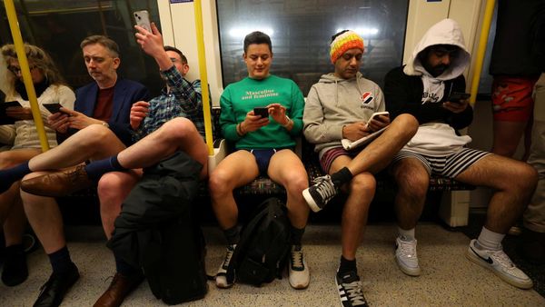 Heboh Warga London Serempak Naik Kereta Tanpa Celana
