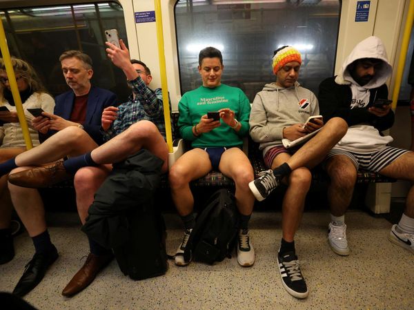 Heboh Warga London Serempak Naik Kereta Tanpa Celana