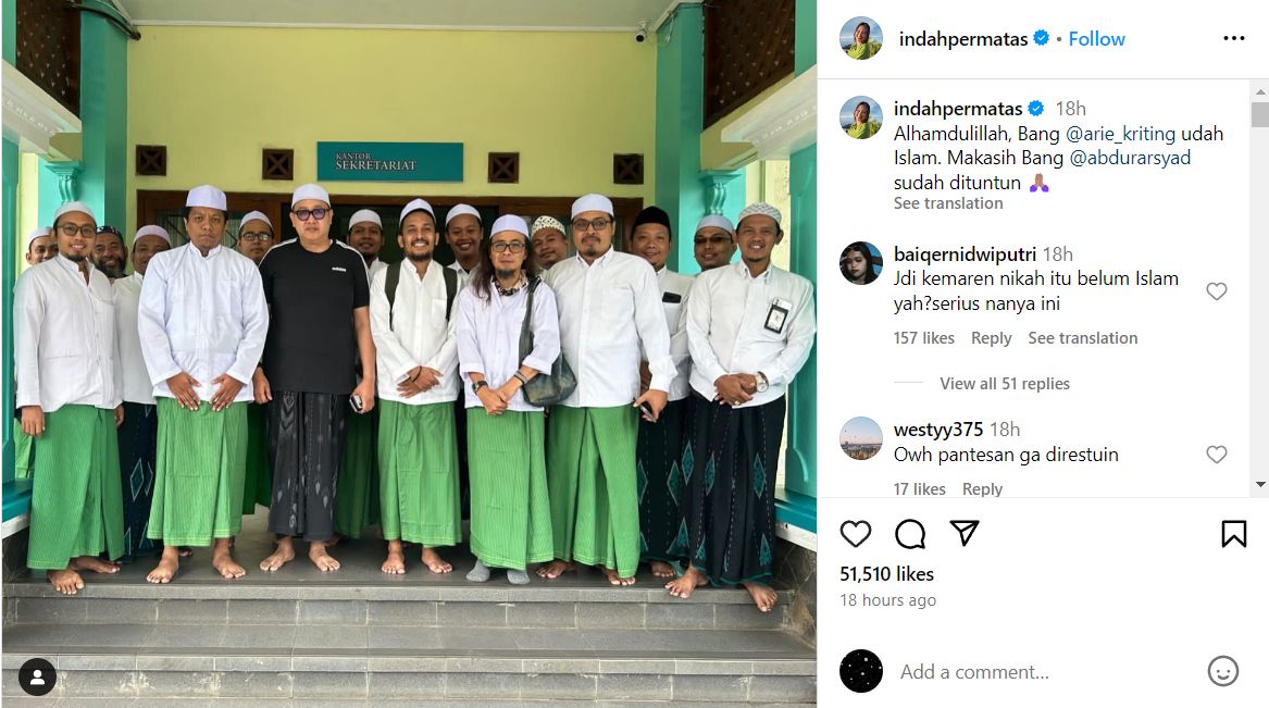 Unggahan Indah Permatasari yang memperlihatkan Arie Kriting memakai peci, koko, dan sarung hingga ramai komentar warganet.