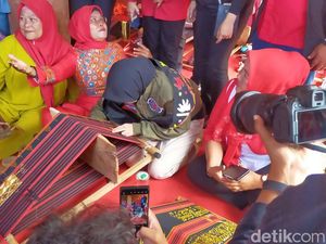 Belajar Menenun, Istri Ganjar Puji Kain Tapis Lampung yang Mendunia