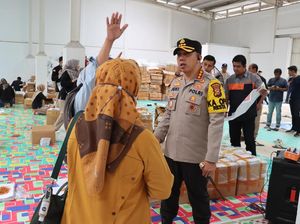 Polisi-Bawaslu Kompak Awasi Petugas Lipat dan Sortir Surat Suara di Pekanbaru Polisi-Bawaslu Kompak Awasi Petugas Lipat dan Sortir Surat Suara di Pekanbaru