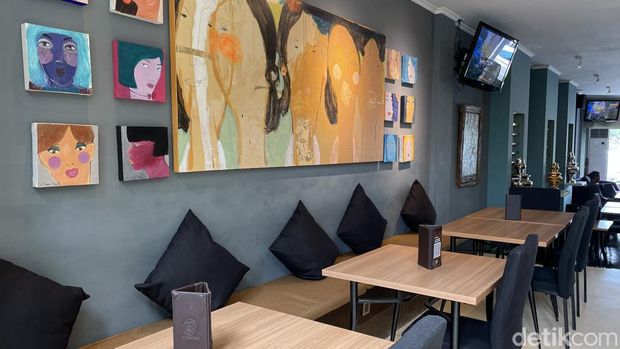 Kedai kopi rasa galeri seni Kopi Bali House di Pertokoan Graha Niaga Sanur, Jl. Bypass Ngurah Rai No.4, Sanur Kauh, Denpasar Selatan, Kota Denpasar.