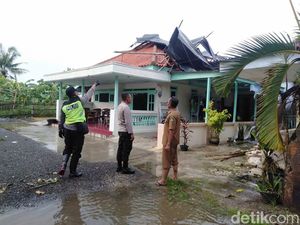 Puluhan Rumah hingga Sekolah di Sumenep Rusak Diterjang Hujan Angin Kencang Puluhan Rumah hingga Sekolah di Sumenep Rusak Diterjang Hujan Angin Kencang