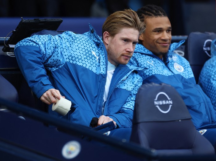 Soccer Football -  FA Cup - Third Round - Manchester City v Huddersfield Town - Etihad Stadium, Manchester, Britain - January 7, 2024 Manchester Citys Kevin De Bruyne is pictured on the substitutes bench before the match REUTERS/Carl Recine