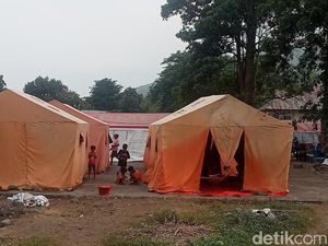 Anak-anak Lewotobi Terpaksa Belajar di Tenda Pengungsian