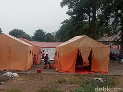 Anak-anak Lewotobi Terpaksa Belajar di Tenda Pengungsian