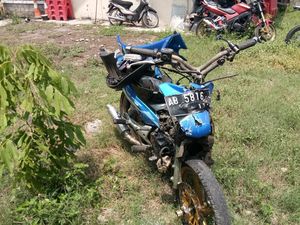 Nyalip Lalu Tabrak Mobil di Jalan Imogiri Timur, 2 Pemotor Terluka