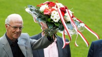 Kesuksesan Beckenbauer di 1990 membuatnya masuk buku rekor Piala Dunia. Dia jadi salah satu dari tiga sosok yang sukses mengangkat trofi Piala Dunia sebagai pemain dan pelatih (dua tokoh lainnya adalah Mario Zagallo dan Didier Deschamps). REUTERS/Michaela Rehle 
