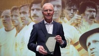 Beckenbauer tak hanya sukses jadi pemain, tapi juga pelatih. Sosok kelahiran 11 September 1945 ini berhasil membesut Timnas Jerman juara Piala Dunia 1990. Ina Fassbender/Pool via REUTERS 