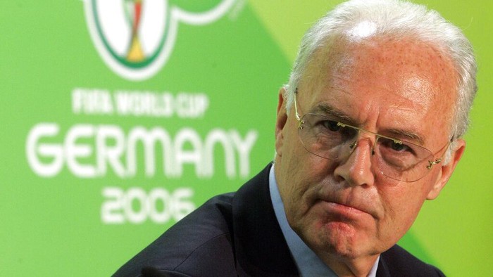 Legenda Sepak Bola Jerman Franz Beckenbauer Tutup Usia FILE - In this June 29, 2006 file photo Franz Beckenbauer, then President of the German Organization Committee of the soccer World Cup briefs the media during a news conference at the Olympic Stadium in Berlin. A German newspaper says former soccer great Franz Beckenbauer has had open-heart surgery and received at least one bypass. Beckenbauer's management team has not responded to a request for comment on his health following a report in the mass-circulation Bild newspaper. Bild said the surgery took place Saturday Sept. 3, 2016 and had been planned for several weeks. (AP Photo/Markus Schreiber, file )