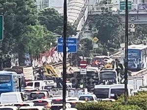 Ada Truk Terguling, Lalin Jl MT Haryono Arah Cawang Macet Parah