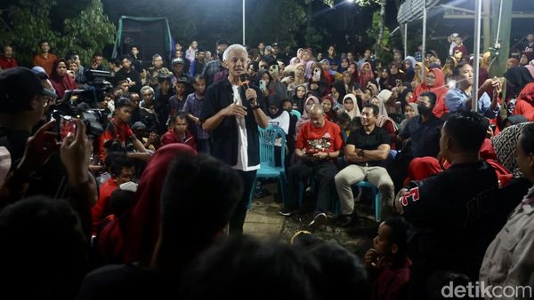 Malam-malam Ganjar Berdialog dengan Warga Watuagung Banyumas