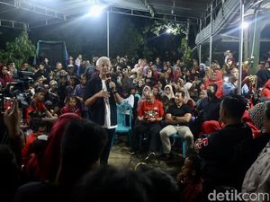 Malam-malam Ganjar Berdialog dengan Warga Watuagung Banyumas