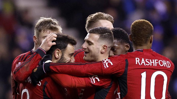Soccer Football - FA Cup - Third Round - Wigan Athletic v Manchester United - DW Stadium, Wigan, Britain - January 8, 2024 Manchester Uniteds Bruno Fernandes celebrates scoring their second goal with teammates Action Images via Reuters/Jason Cairnduff