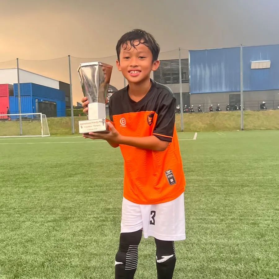 Miro Materazzi, anak Okie Agustina dan Gunawan Dwi Cahyo yang jago main bola.