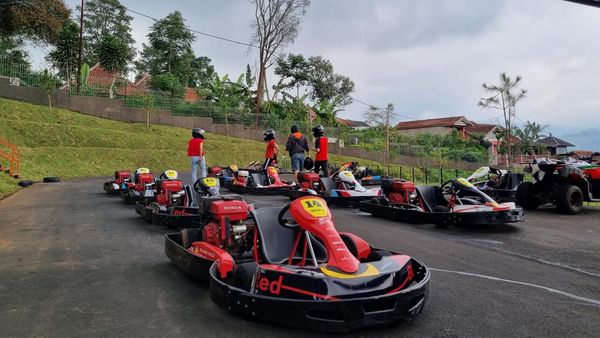 Keseruan Balapan Gokart di Perbukitan Lembang Cek!