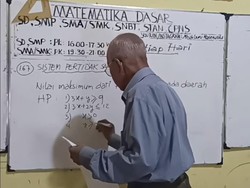 Pensiun Lebih dari 20 Tahun Lalu, Guru Ini Sekarang Ngajar Matematika di TikTok