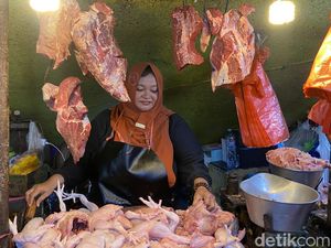 Harga Bahan Pokok di Pasar Tradisional Surabaya Masih Tinggi