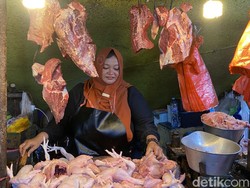 Harga Bahan Pokok di Pasar Tradisional Surabaya Masih Tinggi