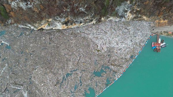 Jorok ! Ribuan Kubik Sampah Menumpuk di Sungai Bosnia