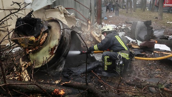 Penampakan Rudal Korut yang Dipakai Rusia Serang Ukraina A view shows parts of an unidentified missile, which Ukrainian authorities believe to be made in North Korea and was used in a strike in Kharkiv earlier this week, amid Russias attack on Ukraine, in Kharkiv, Ukraine January 6, 2024. REUTERS/Vyacheslav Madiyevskyy