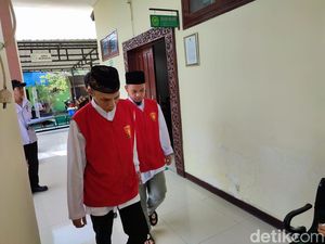 Dua Terdakwa Perekam Perempuan Mandi di Gresik Dituntut 1 Tahun Penjara Dua Terdakwa Perekam Perempuan Mandi di Gresik Dituntut 1 Tahun Penjara