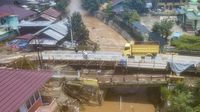 Perbaikan Jembatan Rusak Akibat Banjir di Kerinci
