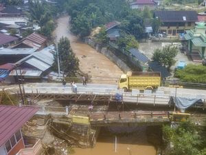 Perbaikan Jembatan Rusak Akibat Banjir di Kerinci