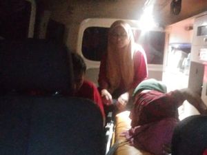 Petugas Pelipat Surat di Jember Tertimpa Tumpukan Kotak Suara Petugas Pelipat Surat di Jember Tertimpa Tumpukan Kotak Suara