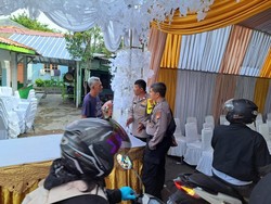 Polisi Tertibkan Tenda Hajatan yang Tutup Jalan di Kembangan Jakbar